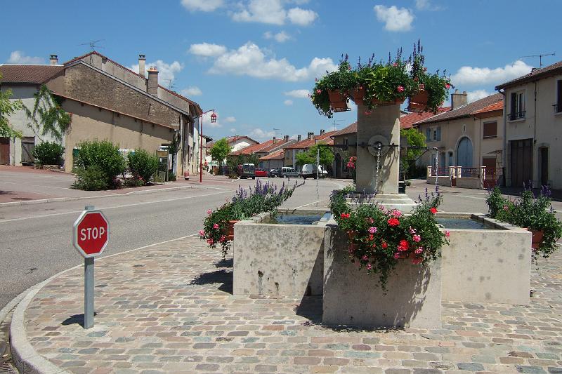 3-9-05 Villey-Saint-Etienne.JPG - Villey-St-Étienne: Ankunft in einem herausgeputzten Village ...